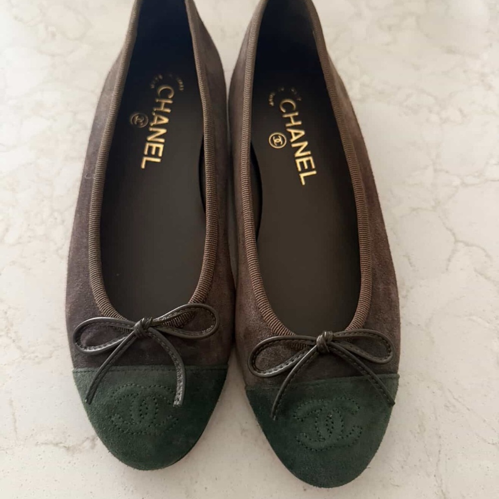 CHANEL Green Suede Two-Tone Ballet Flats with Green Toe - Picture 3 of 5